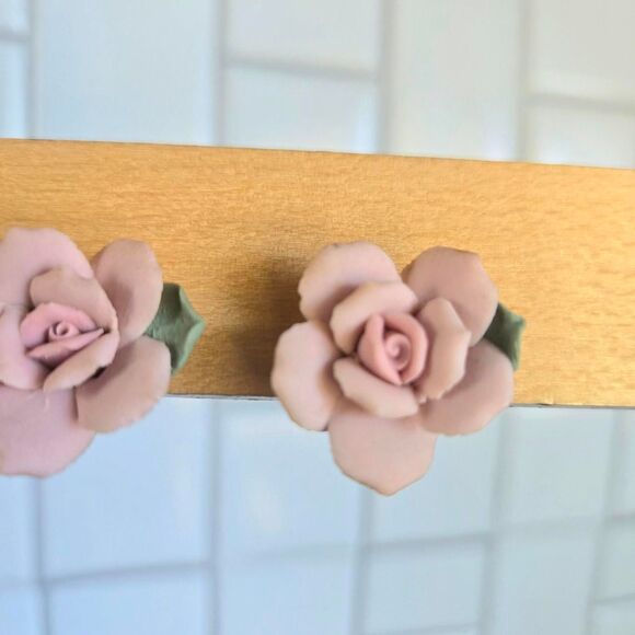 CLIP ON Vintage ceramic rose earrings - Picture 4 of 5